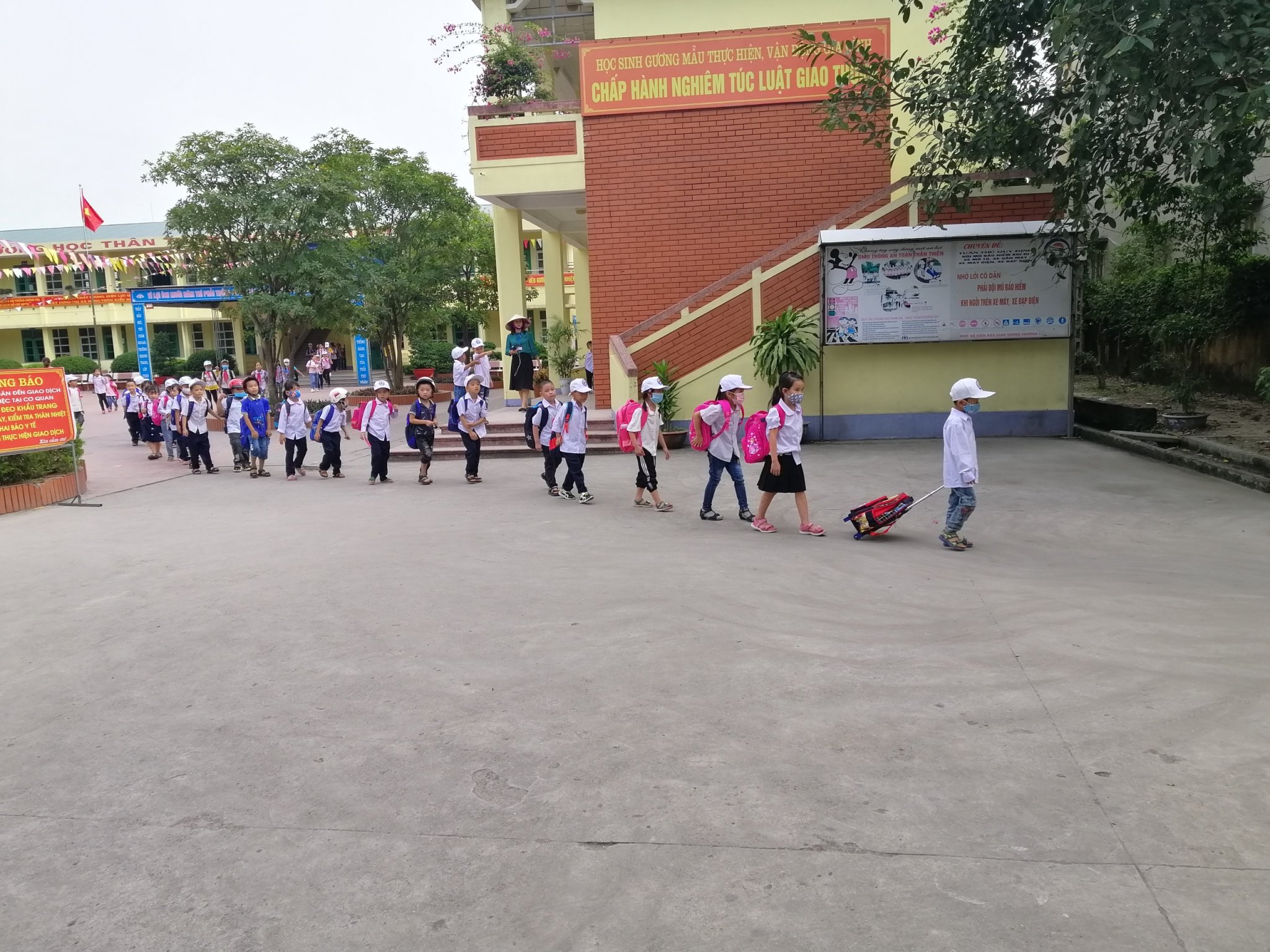 Đảm bảo an toàn giao thông trước cổng trường.jpg